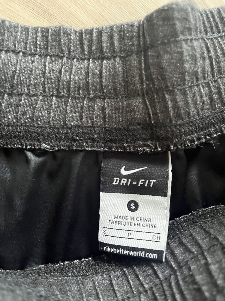 Czarne rybaczki spodnie Nike dri-fit S/M
