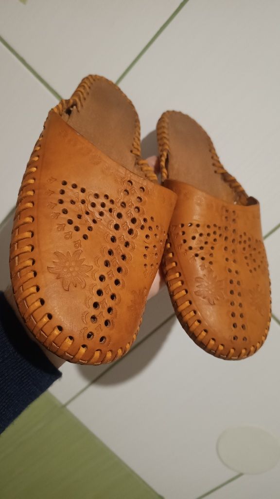 Góralskie klapki z  grubej naturalnej skóry, Rozmiar 41,5 / 42, 26 cm