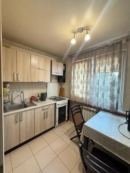 2к.кв. з ремонтом, поруч метро, р-н Одеська