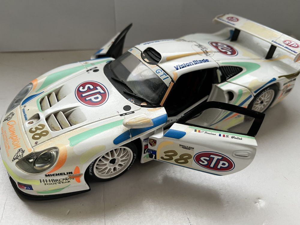 Model samochodu w skali 1:18 Porsche 911 GT1 UT Models