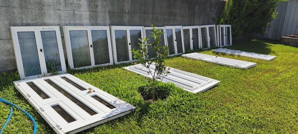 Portas e janelas em alumínio branco