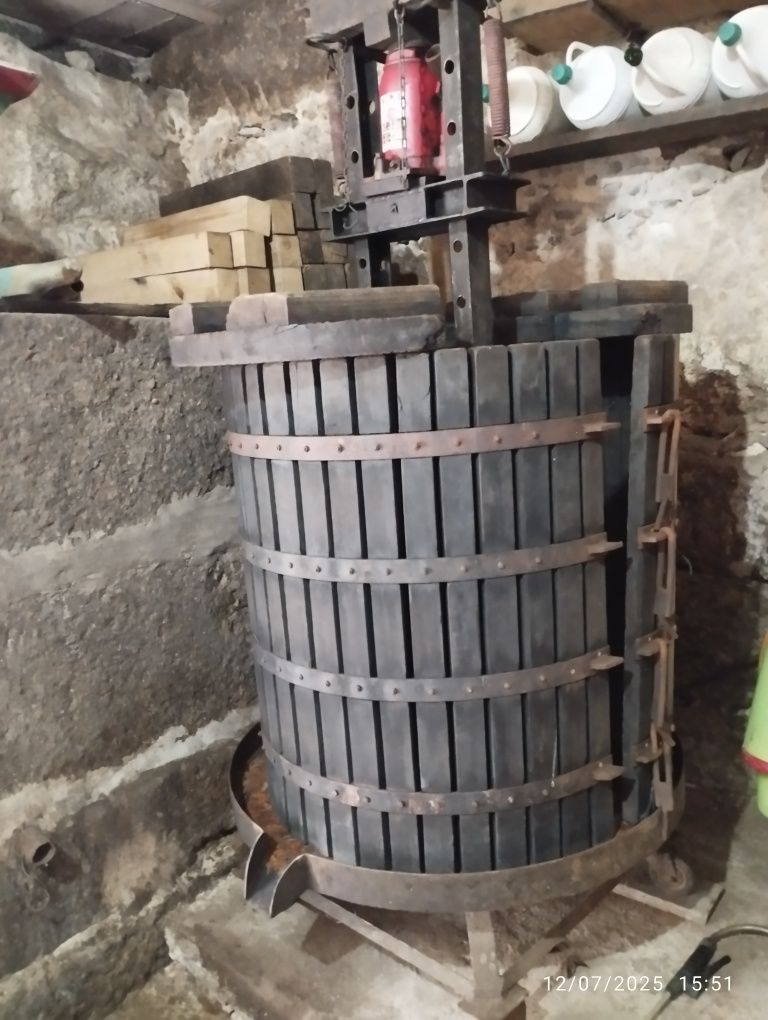 Cubas, prenças e dorna para vindima (venda junta ou separada)