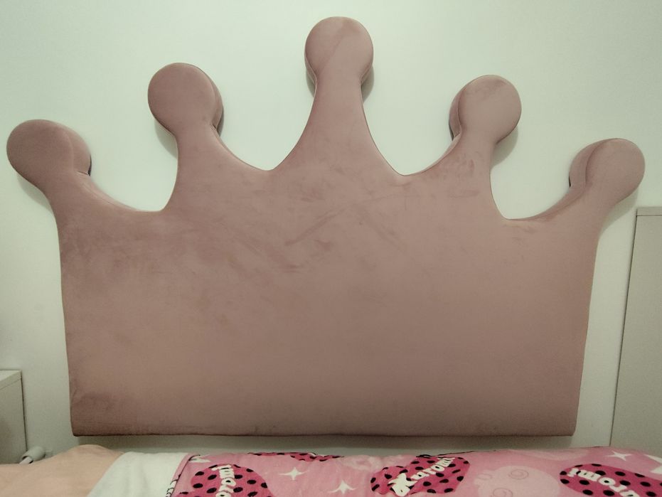 Grande Cabeceira de cama em veludo rosa.