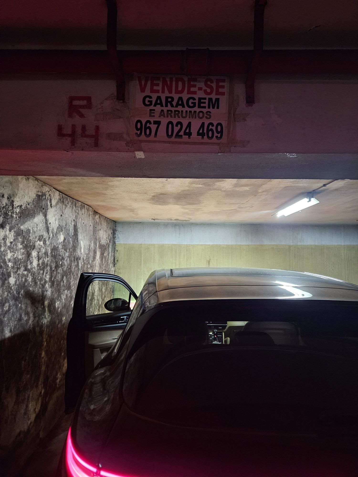 Lugar de garagem grande com arrumo