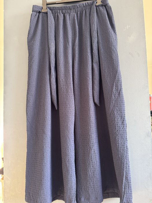 Luźne granatowe spodnie z szerokimi nogawkami dzwony szwedy