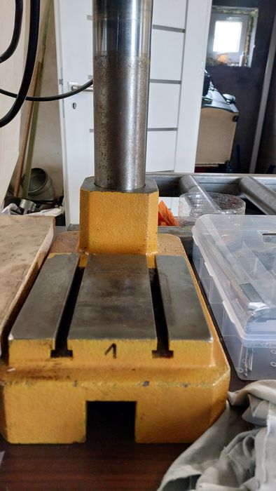 Prasa pneumatyczna  2t z młotem udarowym.