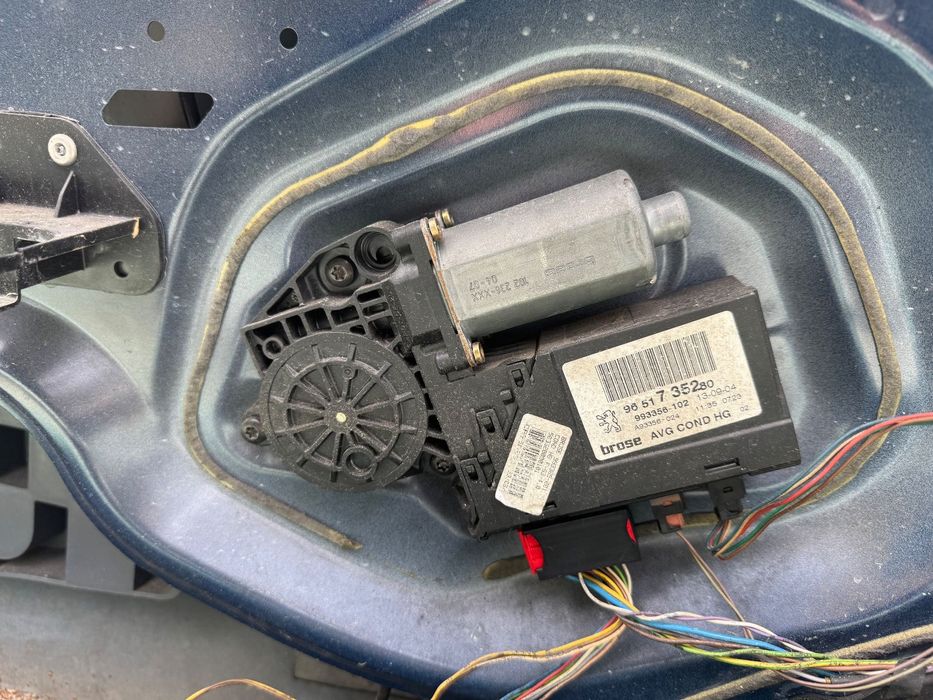 PEUGEOT 307 CC PODNOŚNIK SILNICZEK SZYBY LEWY PRZÓD SILNIK