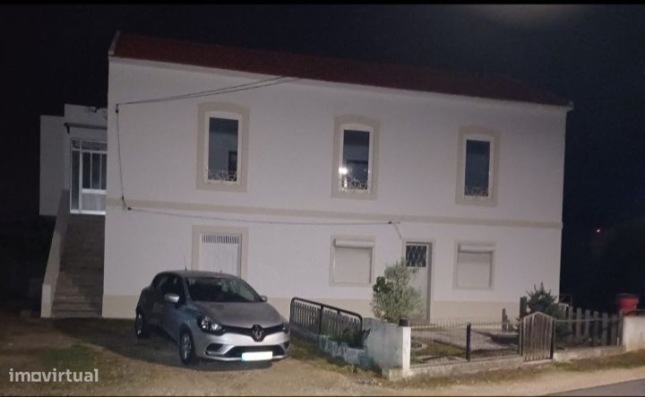 Arranda-se apartamento (1° andar) perto de Alcobaça