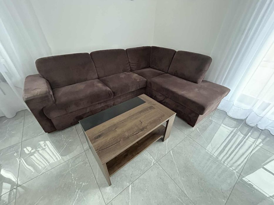 Duży narożnik z funkcja spania brązowy gratis stoik i szafka tv