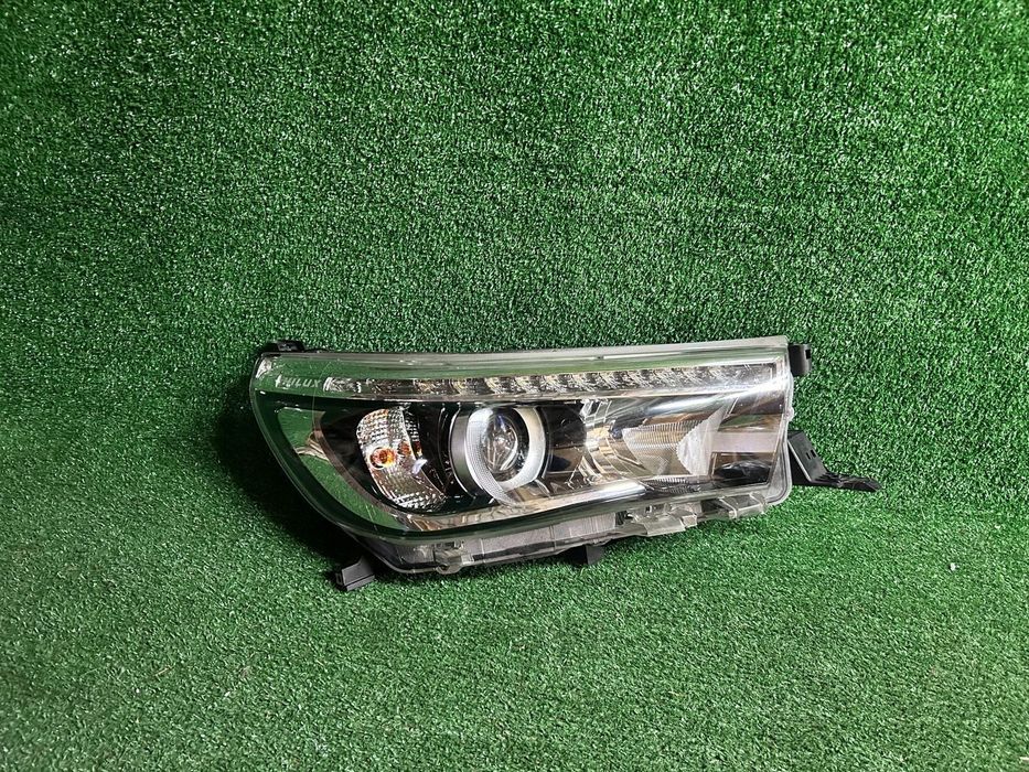 REFLEKTOR PRAWY TOYOTA HILUX VIII FULL LED