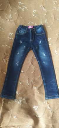 Нові теплі джинси стрейч 4-5 років. Дешево)