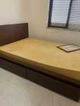 Cama com mesa de cabeceira