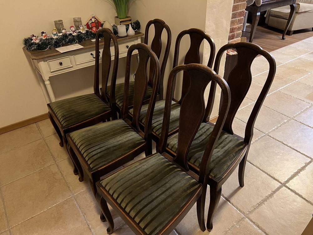 Zabytkowy stół z krzesłami początku XX wieku