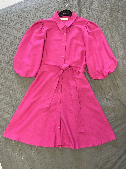 Яскрава рожева сукня