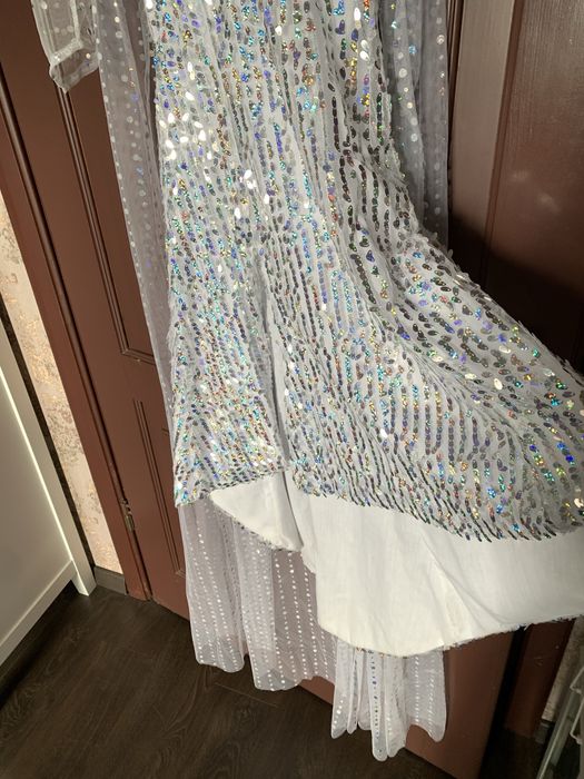 Плаття принцеси з паєтками і шлейфом