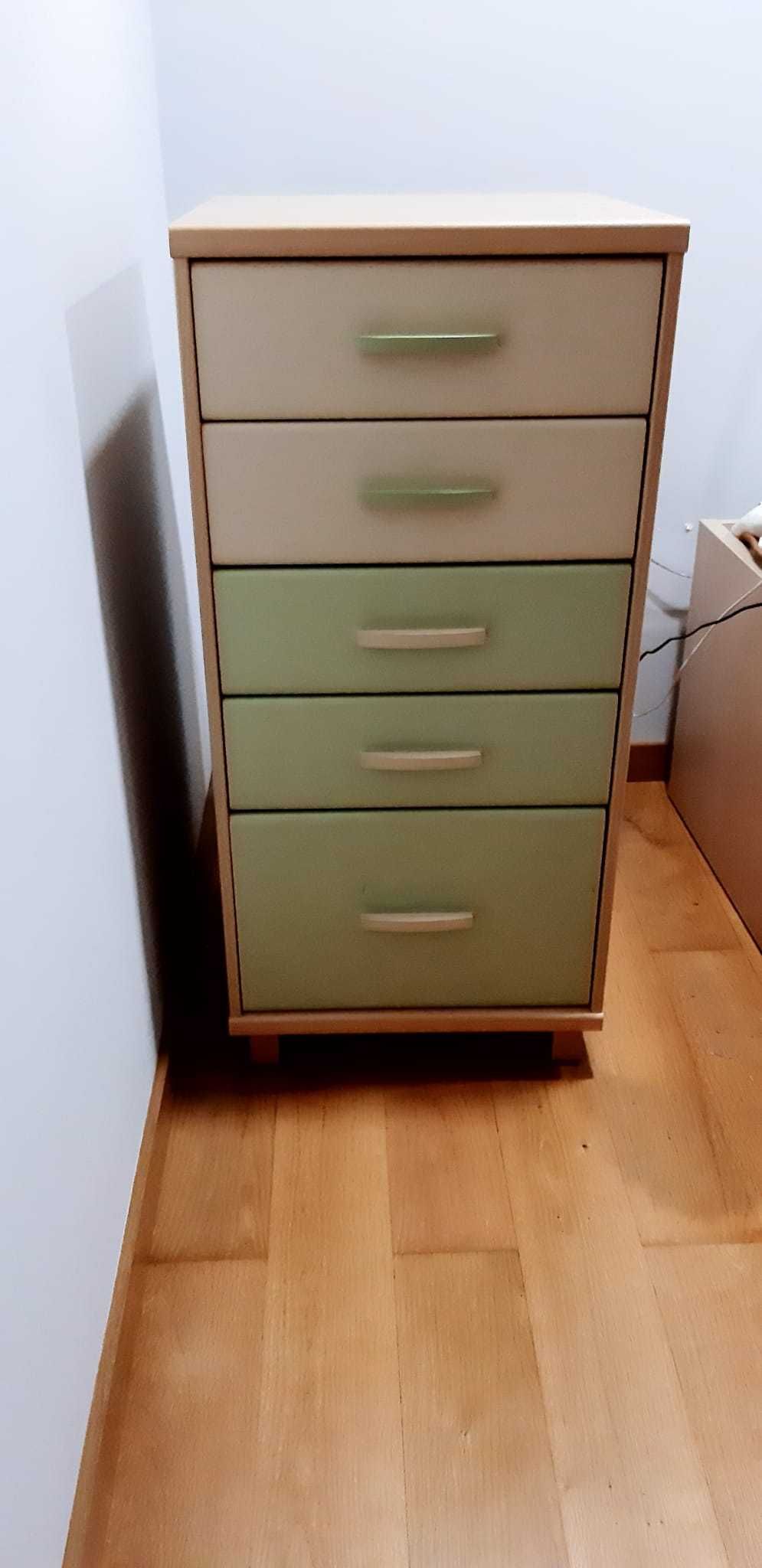 Mobília de quarto solteiro.