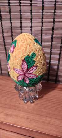 duże jajko ozdobione metodą quillingu Wielkanoc