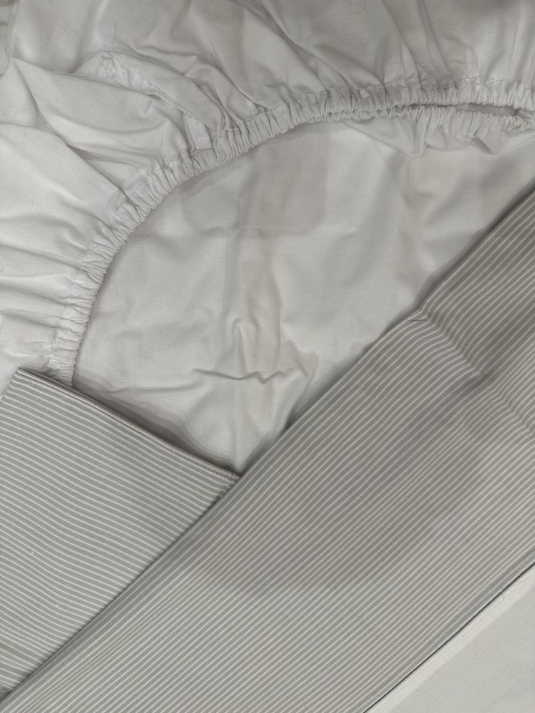 Детская кроватка с бортиками и постельным бельем
