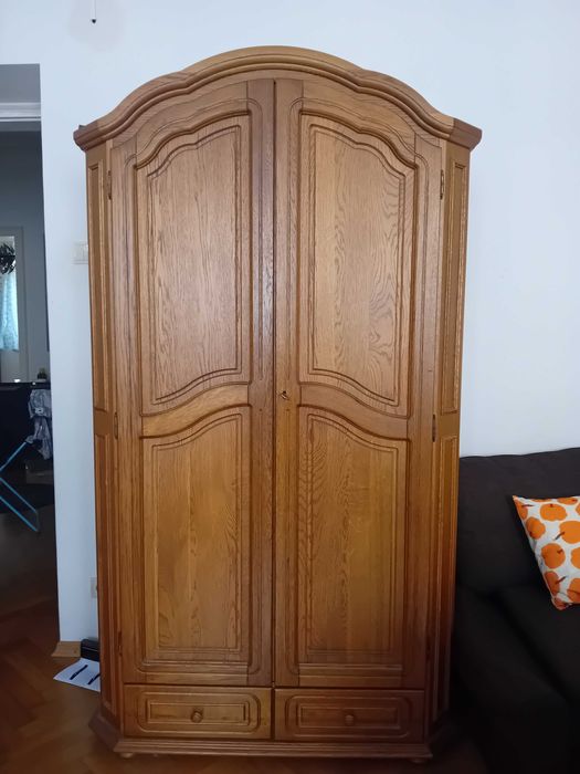 Drewniana szafa stylizowana