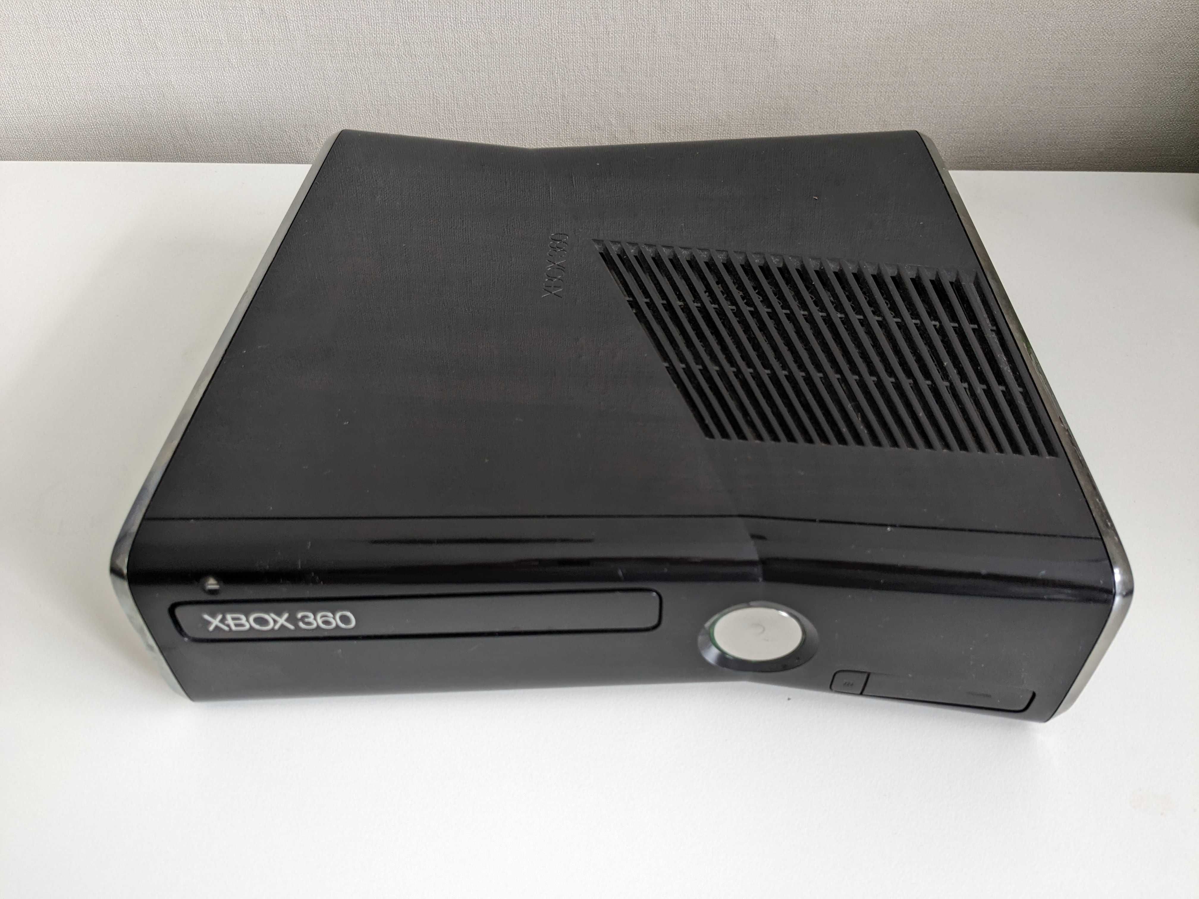 Xbox 360 Slim (250gb) + 8 gier