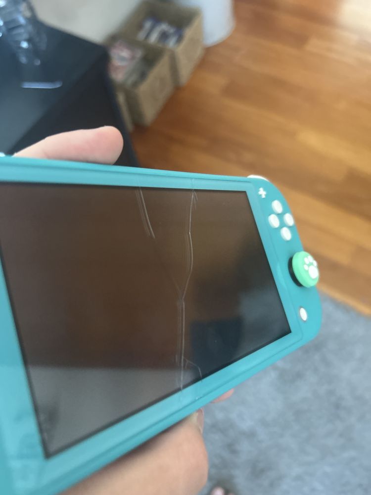 Nintendo switch lite com uma racha