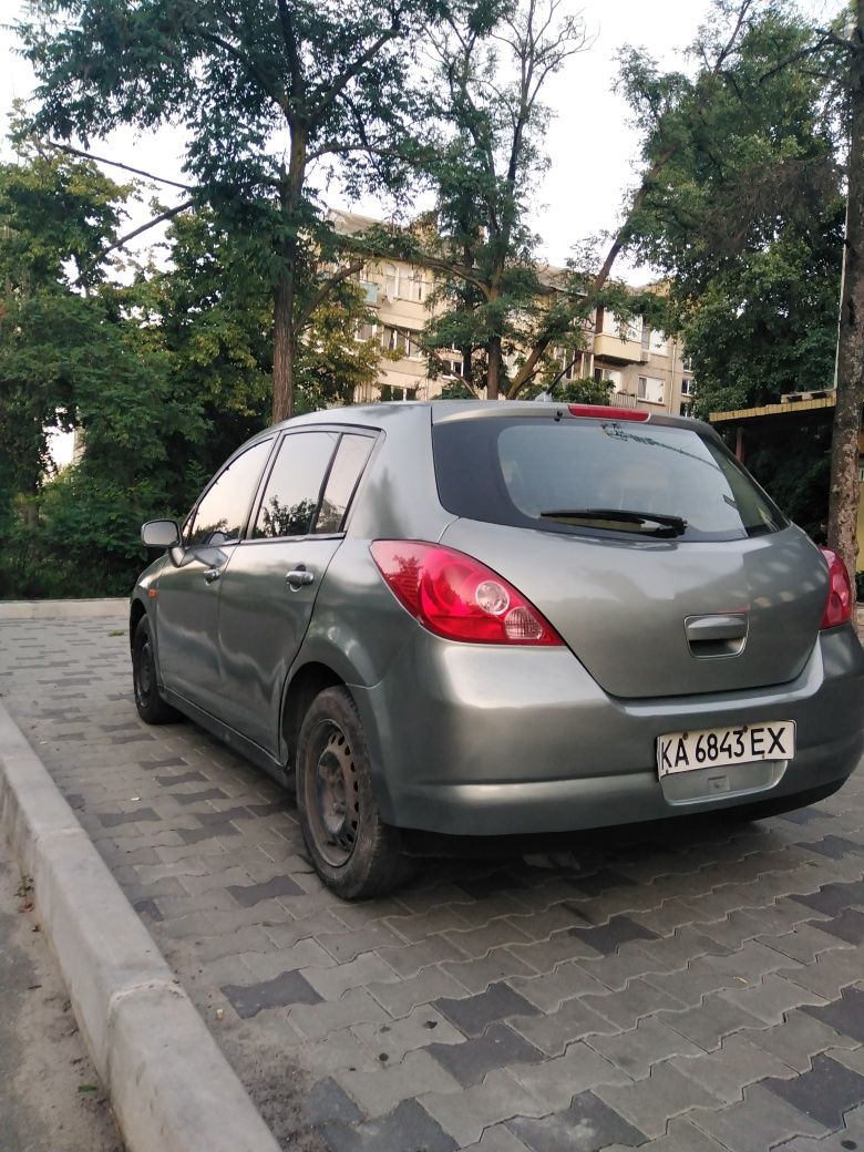 Продам Nissan Tiida автомат