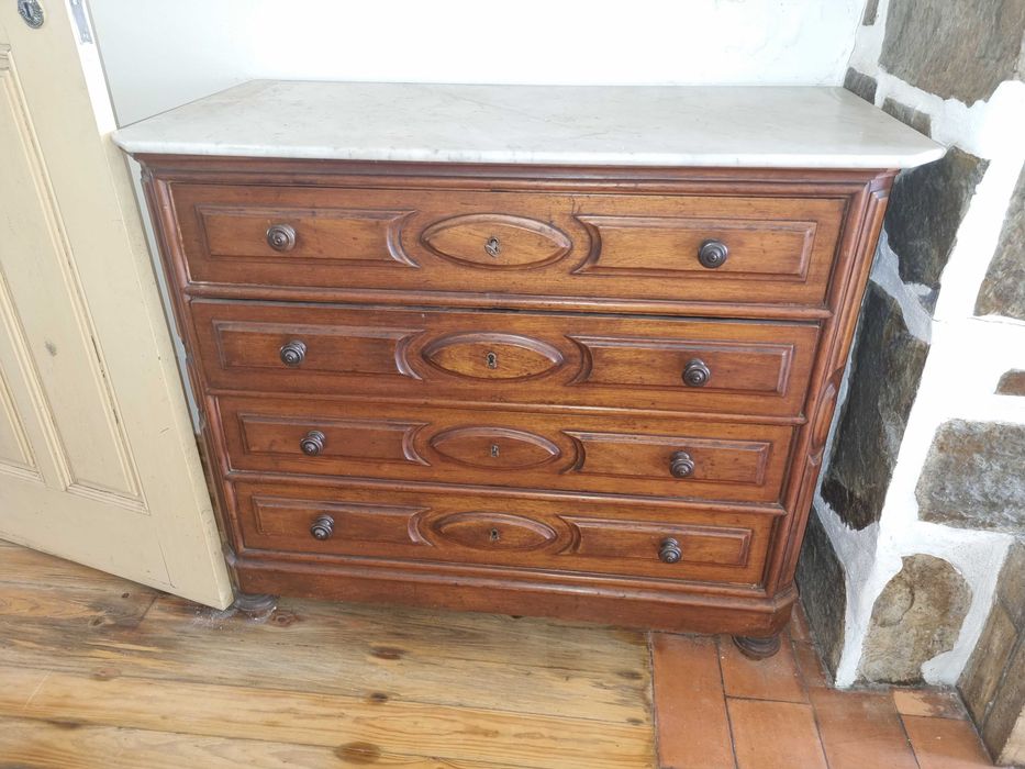 Cómoda Antiga, incrivel para arrumação e otima para restauro