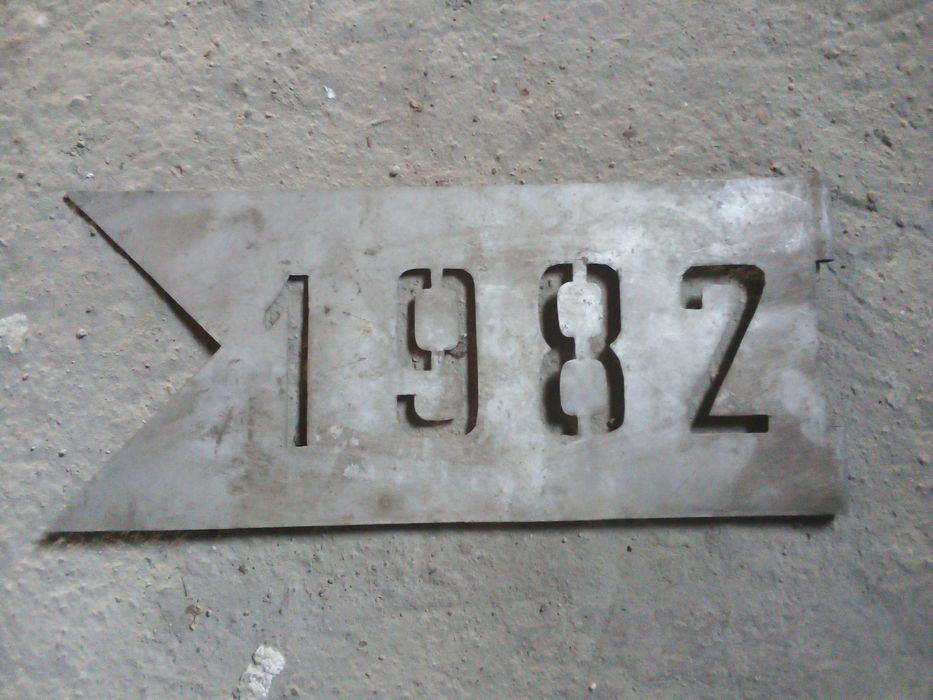 Chorągiewka metalowa z rokiem 1982