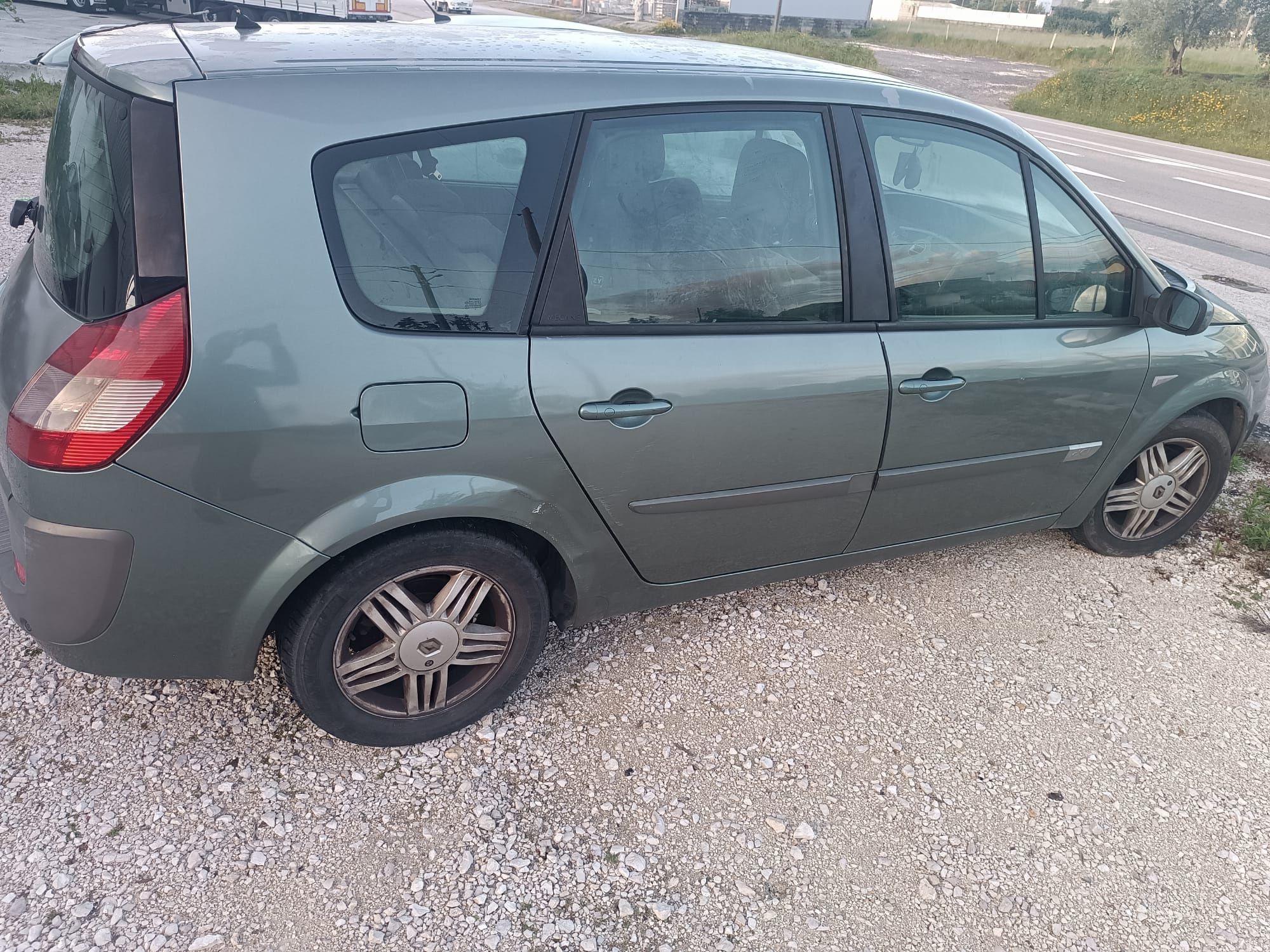 Vendo ou troco Renault Scenic ll 7 lugares. Pra sair até final de sema