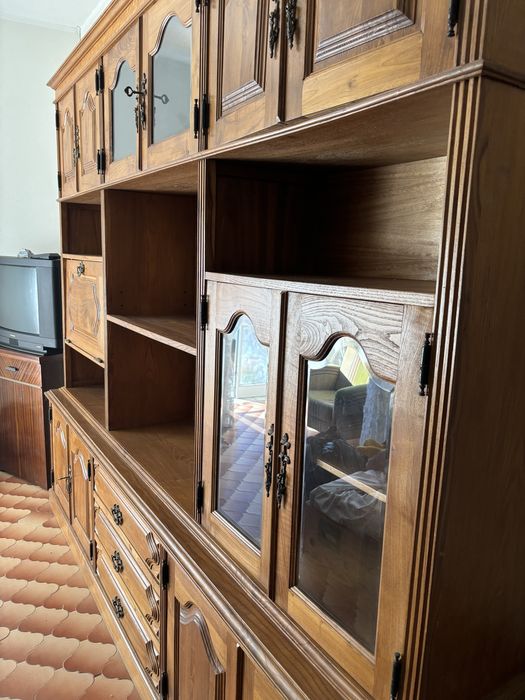 Movel estante com espaço de garrafeira.