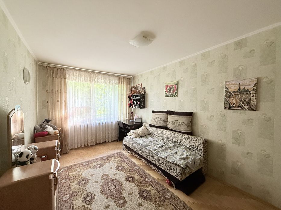 Трикімнатна квартира поряд з Дастором