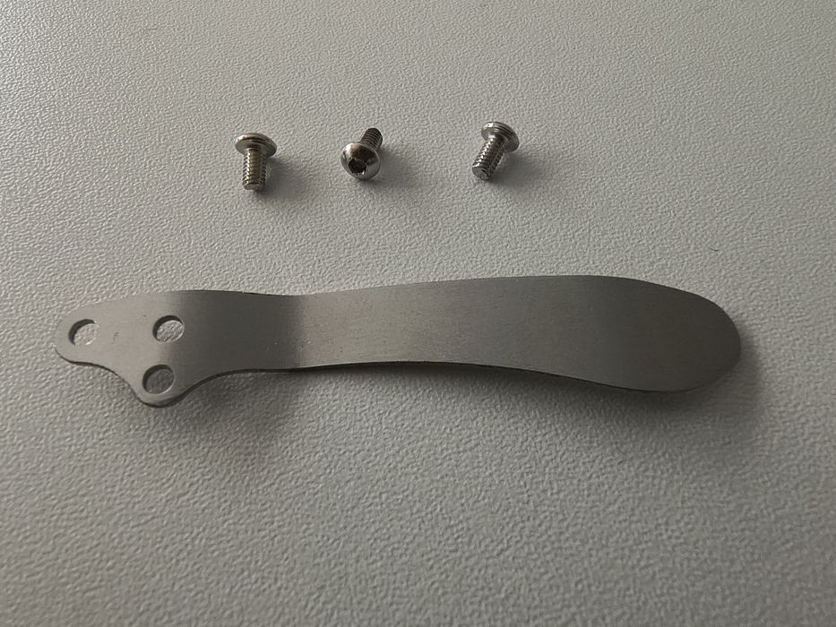 Klips do noża ze śrubkami.