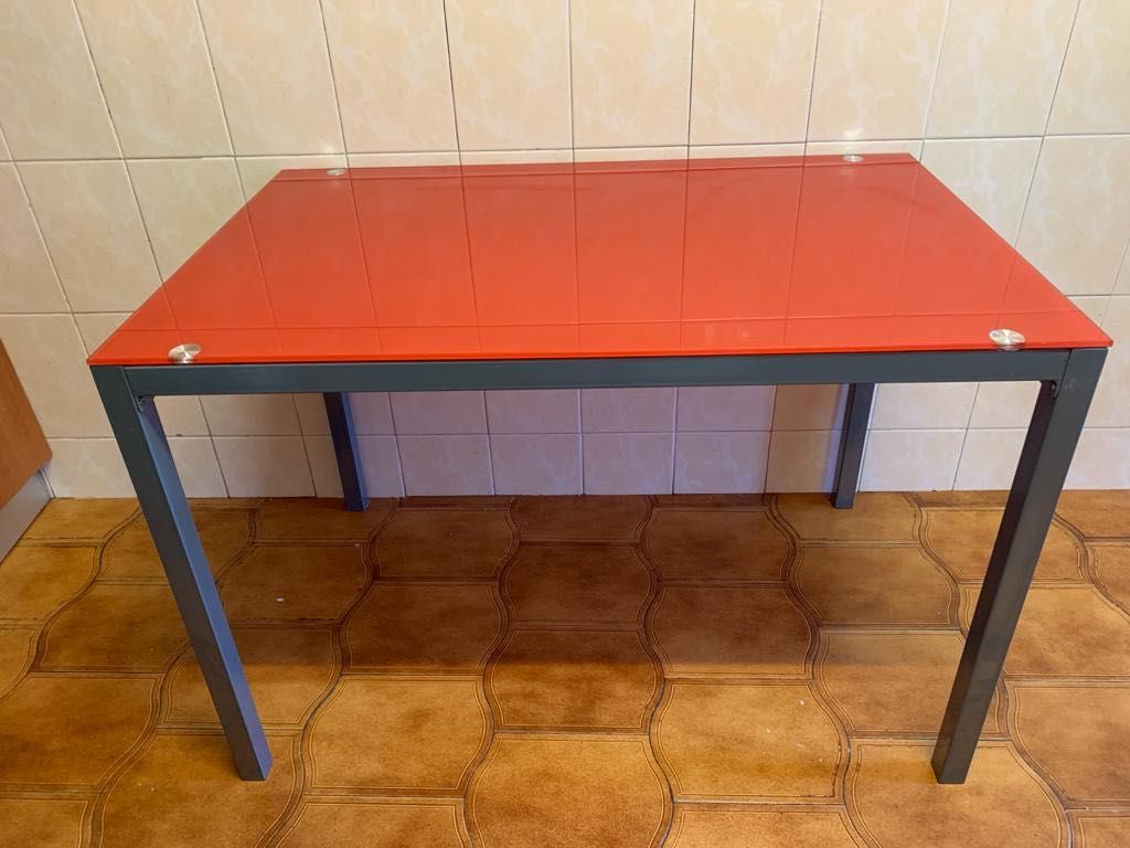 Mesa com tampo em vidro vermelho