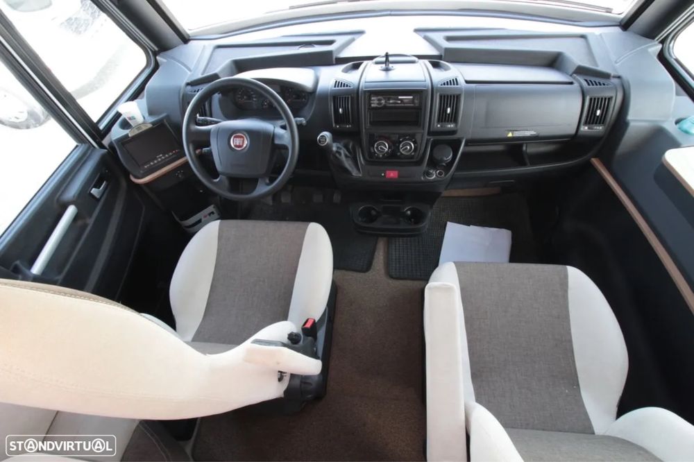 Autocaravana com cama central e A/C