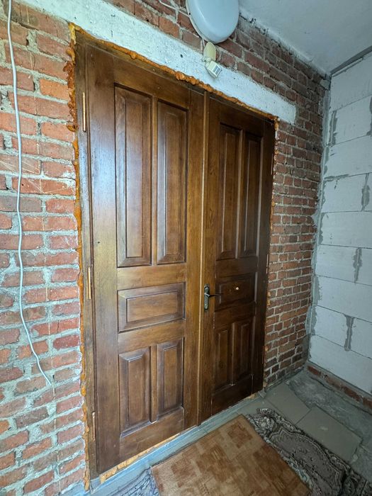 Двері вхідні деревяні двостворчаті