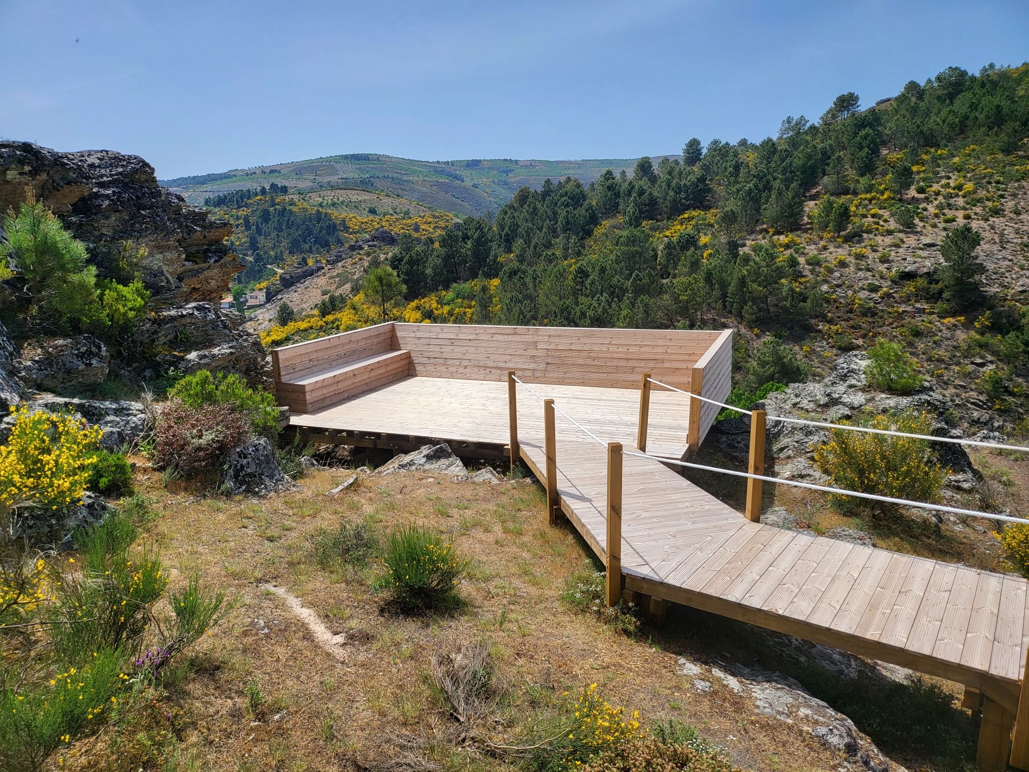 Decks , pergulas , revestimento de piscinas em madeira , vedações.