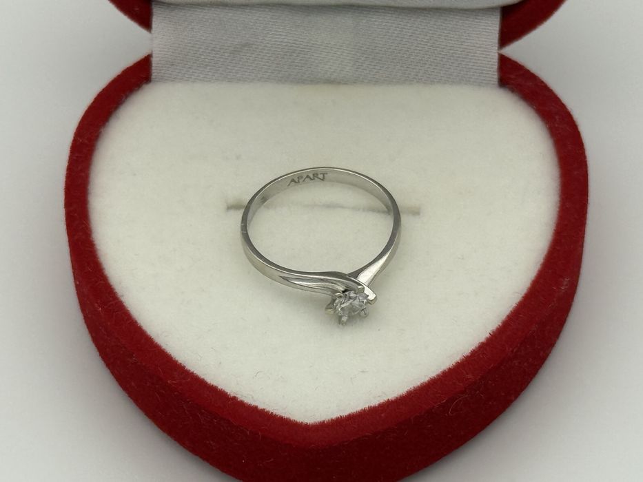 Pierscionek z diamentem, brylantem, zareczynowy, APART.