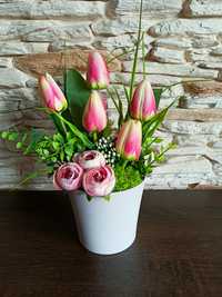 Stroik, dekoracja wiosenna z tulipanów
