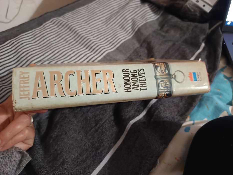 "Honour Among Thieves" de Jeffrey Archer - Ref.: L - 3