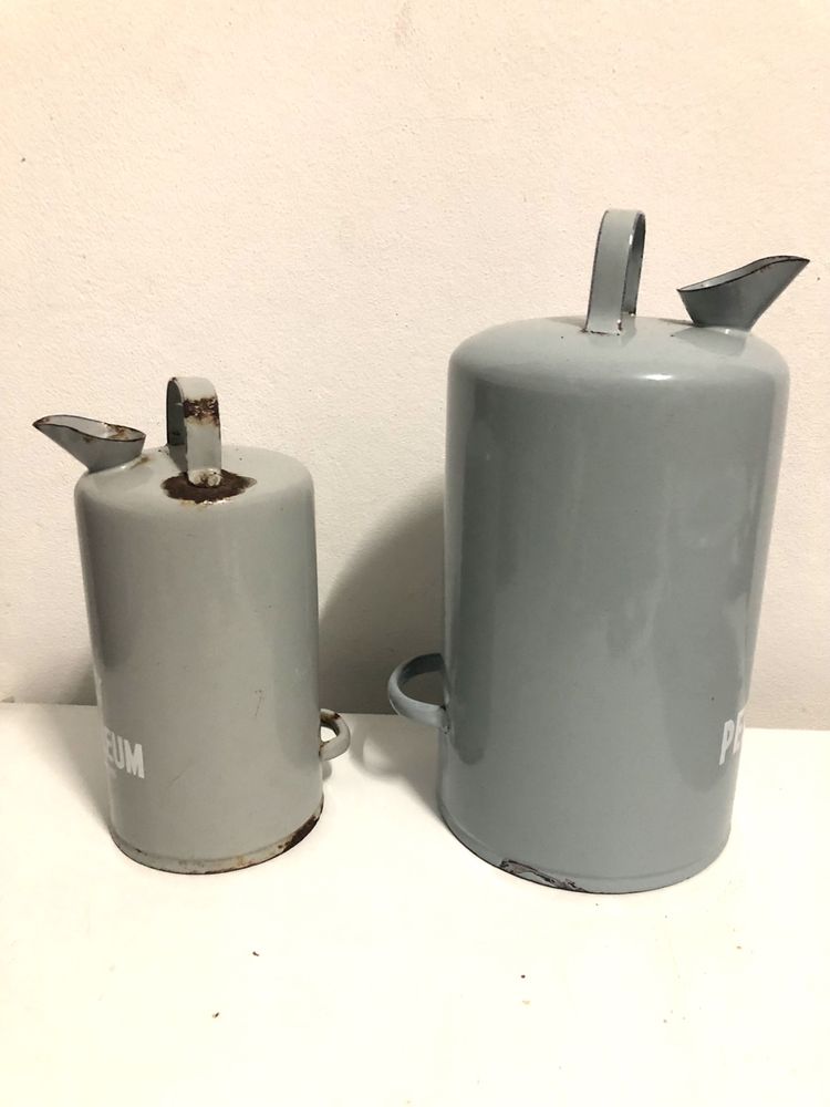 Par de latas antigas de petroleo