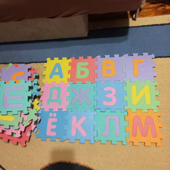 Килимок пазл розвиваючи з російським алфавітом. Може комусь знадобитьс