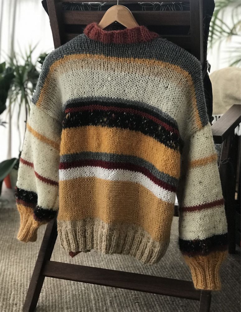 Krótki kardigan sweter zrobiony na drutach pasy jesienny