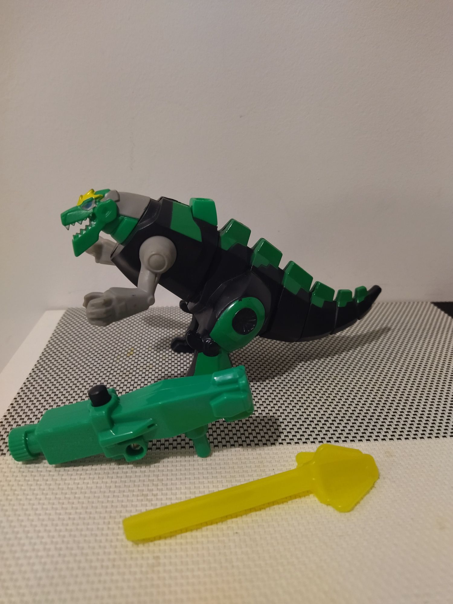 Робот тиранозавр стріляє
