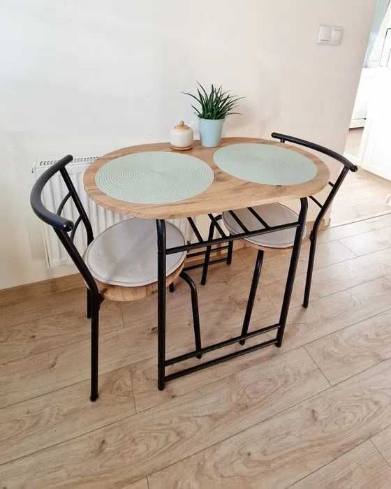 Stół i z krzesłami do kuchni mieszkania