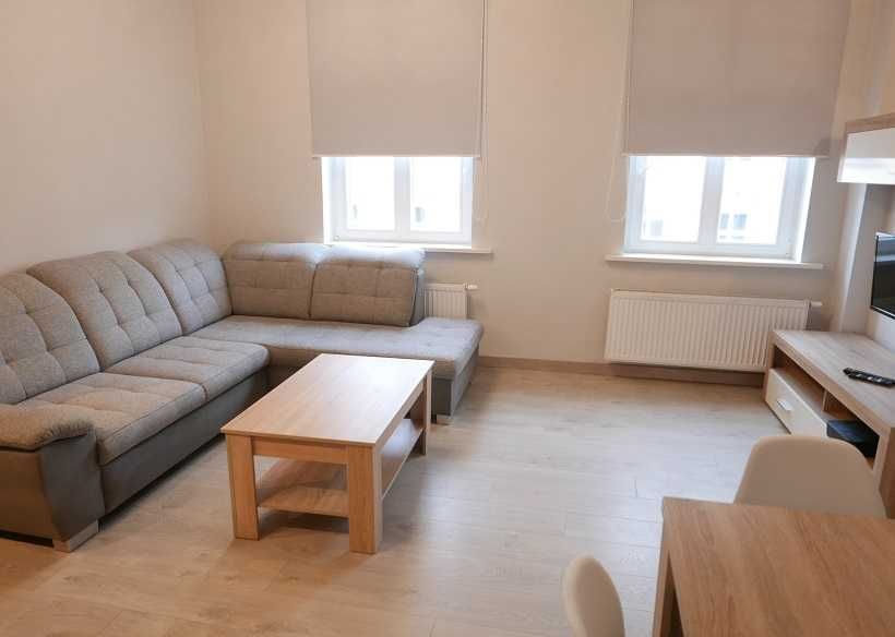 Umeblowany apartament z małym balkonem i windą, ścisłe centrum