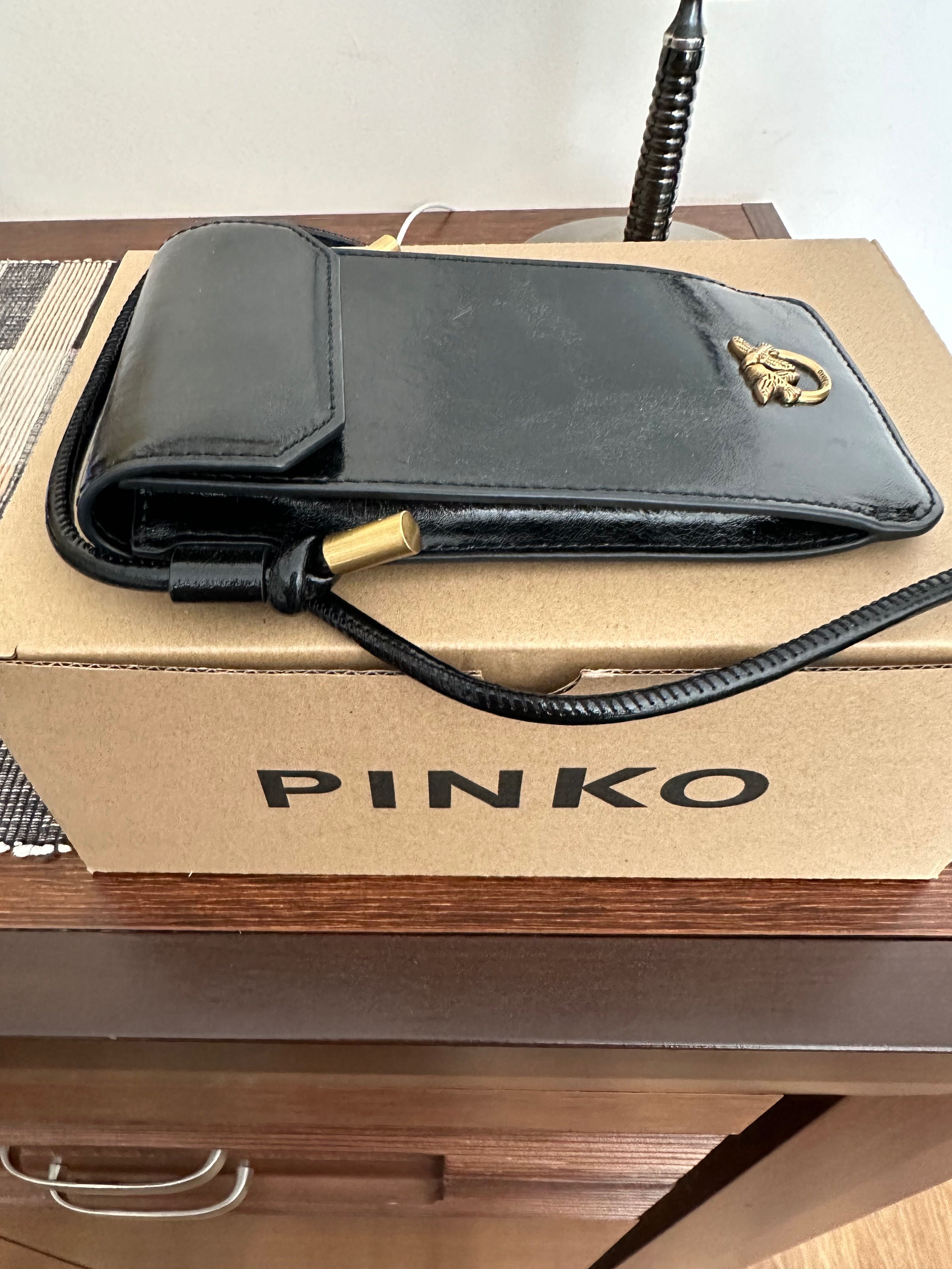 Pinko, skórzana torebka na telefon case shiny vinta w kolorze czarnym.