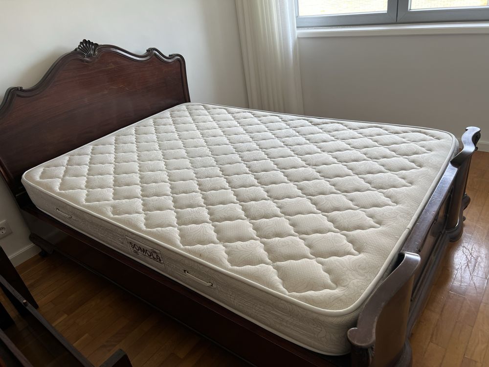 Cama antiga em madeira maciça