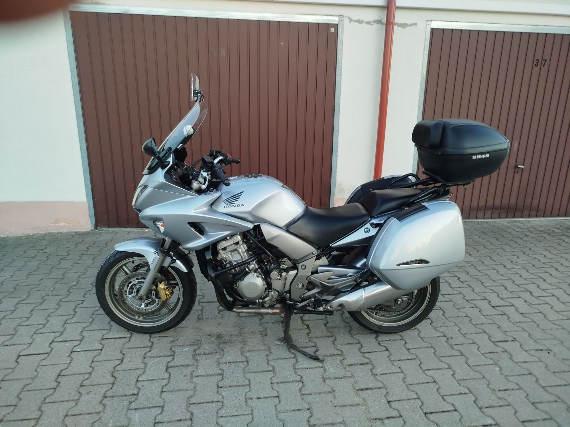 Witam do sprzedania mam hondę cbf 1000 rocznik 2007