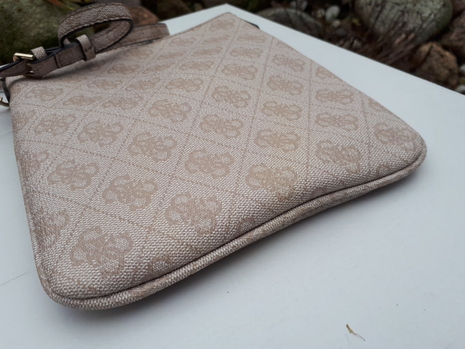 Torebka listonoszka GUESS kremowa jasna monogram