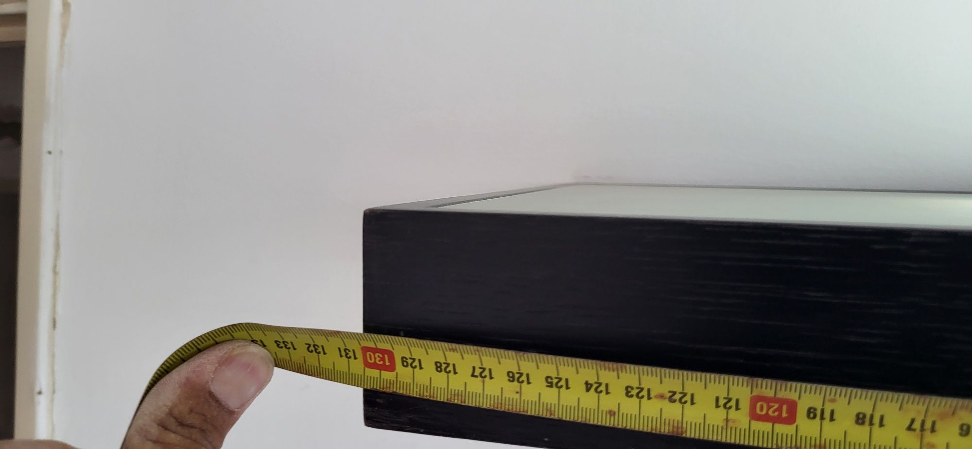 Parteleira com luz embutida com botão encrastrado para acender luz.